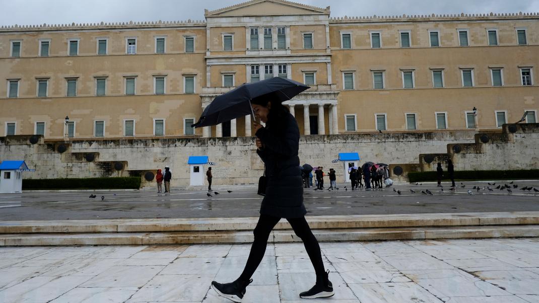 Γυναίκα με ομπρέλα στην Αθήνα 