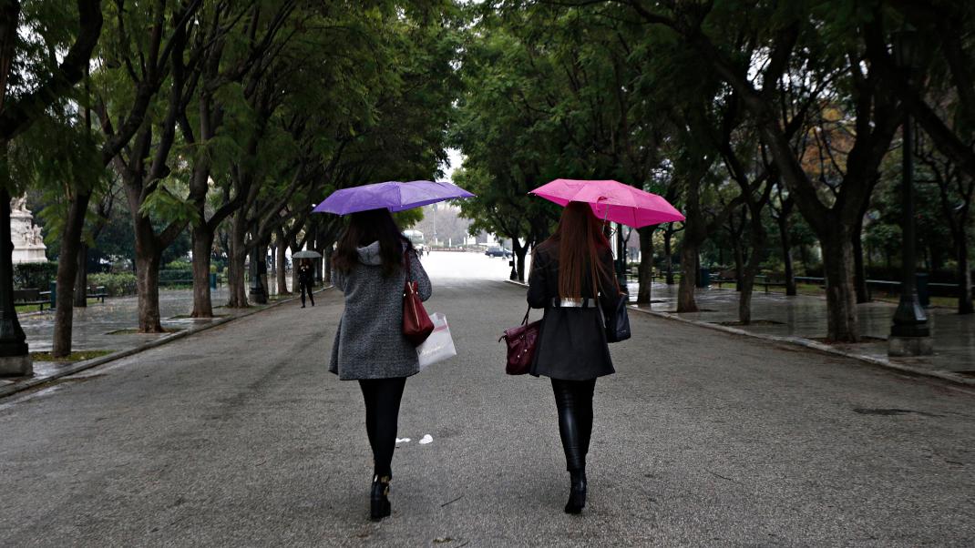 Δύο γυναίκες με ομπρέλες 