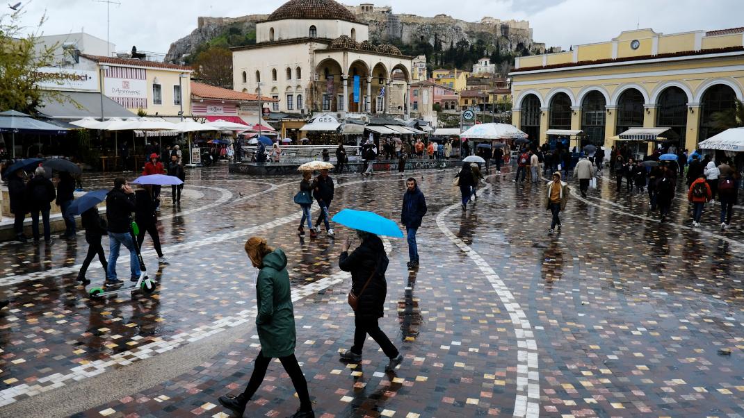 Πολίτες στο Μοναστηράκι υπό βροχή 