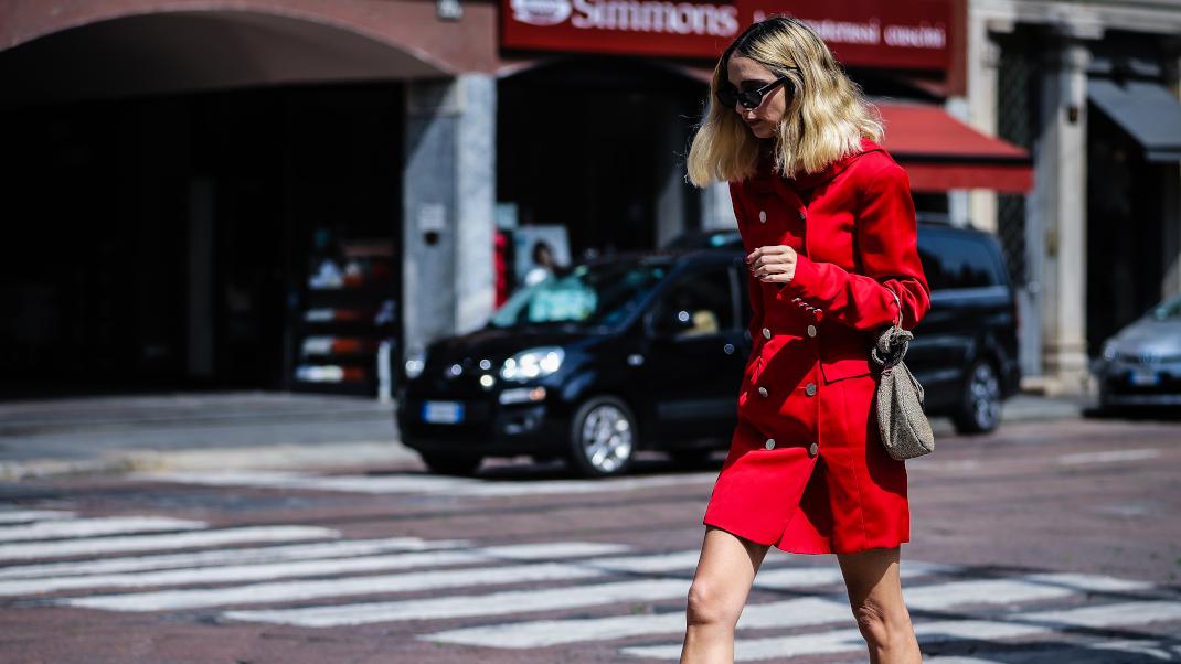 Γυναίκα με κόκκινο σύνολο στο δρόμο