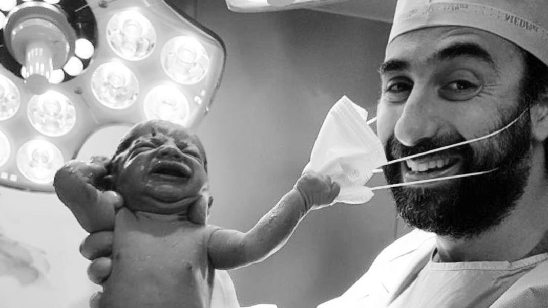 γιατρός με μωρό viral