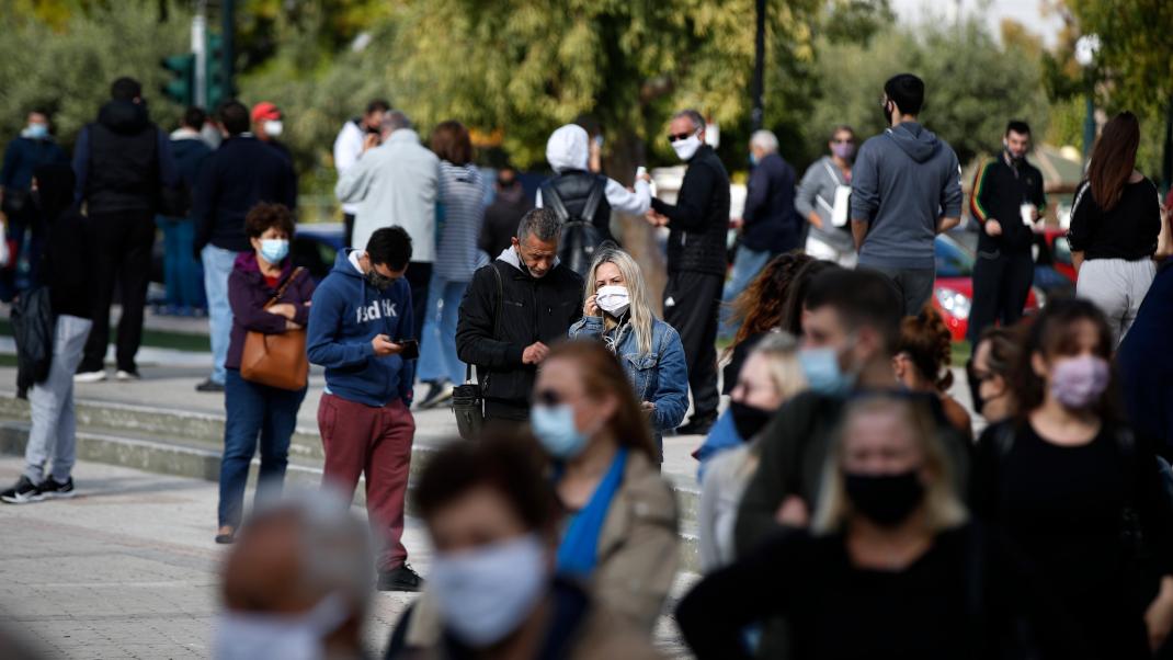 Πολίτες στο δρόμο με μάσκες