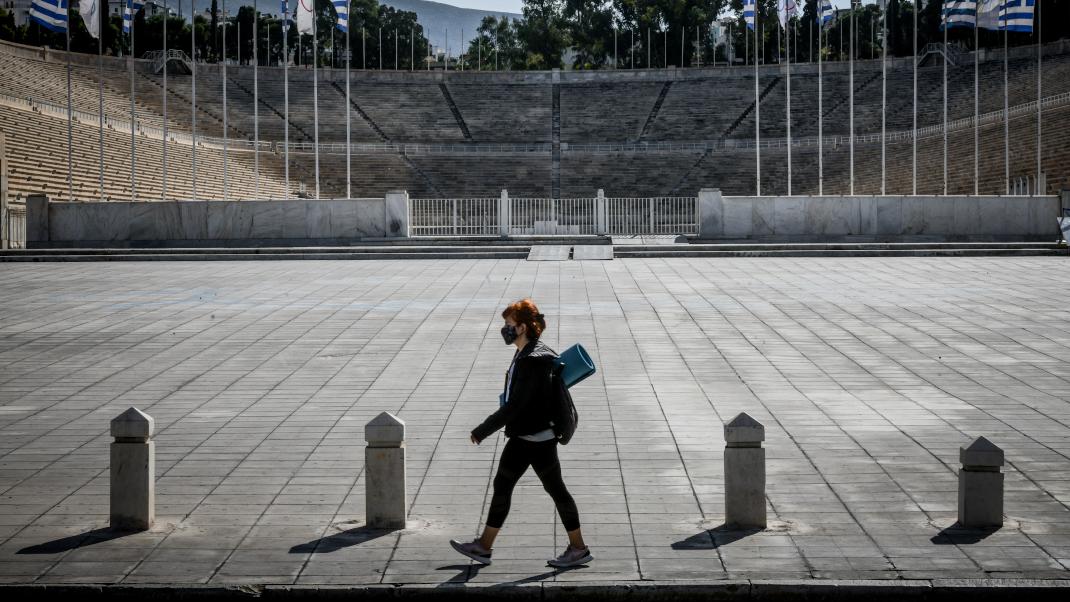 Γυναίκα περπατά στο δρόμο