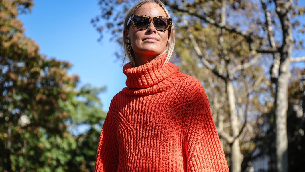 Γυναίκα με πορτοκαλί πουλόβερ 