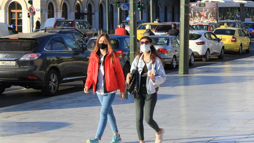 Δύο γυναίκες στο δρόμο με μάσκες