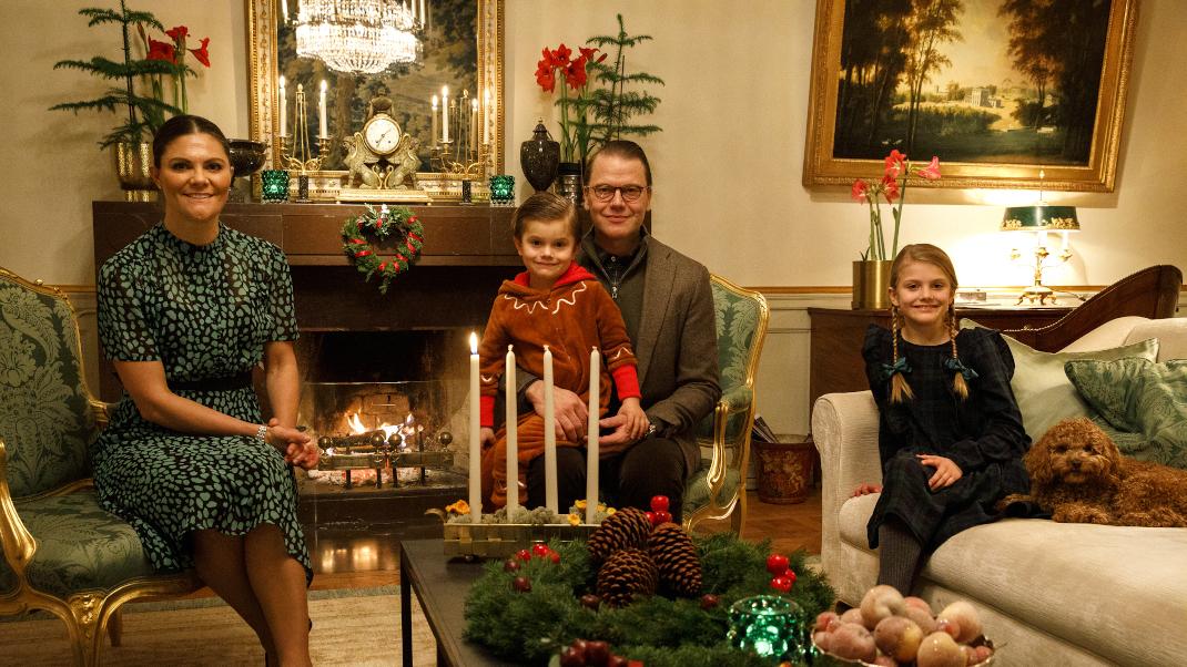H βασιλική οικογένεια της Σουηδίας μπροστά από το τζάκι