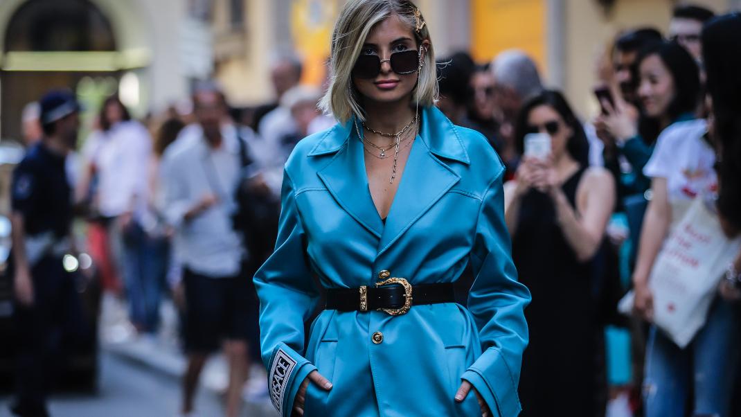 Γυναίκα με γαλάζιο παλτό 
