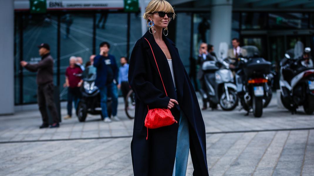 γυναίκα με παλτό και γυαλιά στην εβδομάδα μόδας