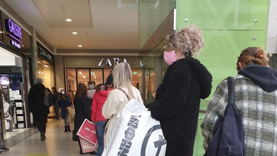 Γυναίκες στην ουρά στο Athens Metro Mall 