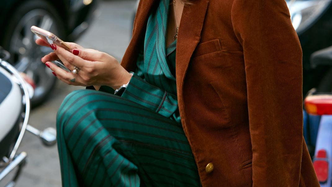 Γυναίκα με κινητό στο χέρι