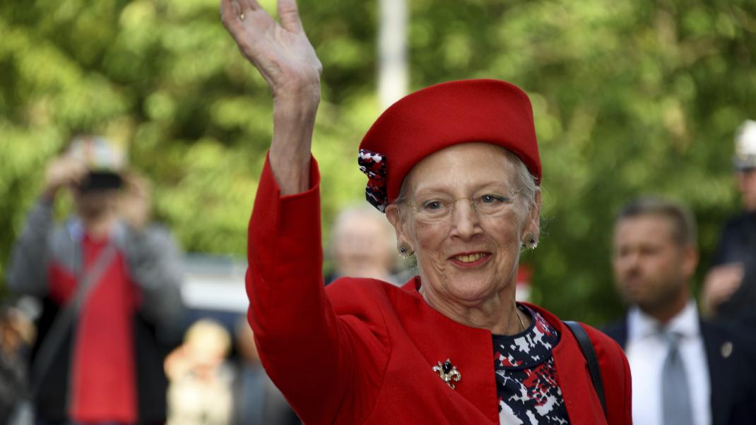 Η βασίλισσα Μαργκρέτε Β της Δανίας με κόκκινο καπέλο