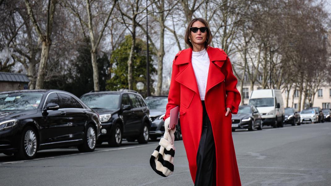 Γυναίκα με κόκκινο παλτό 