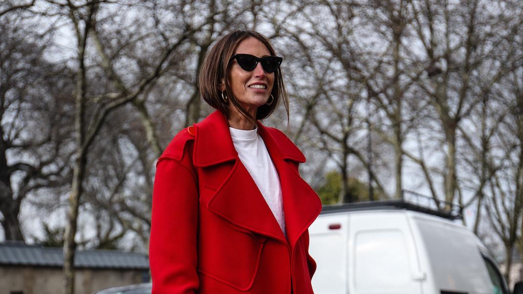 γυναίκα με κόκκινο παλτό στην εβδομάδα μόδας