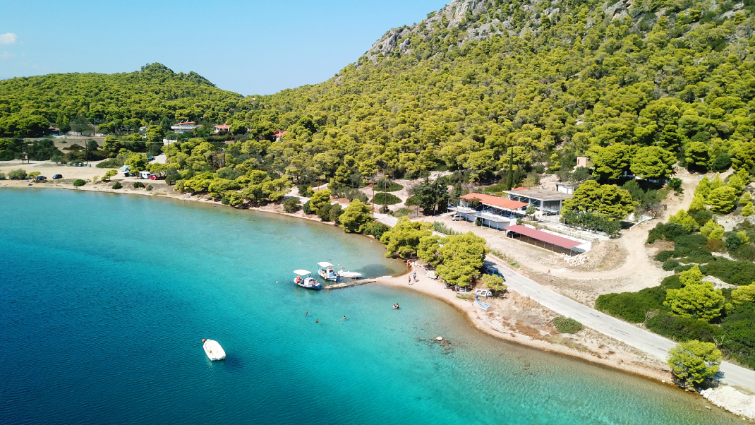 Η λίμνη Βουλιαγμένης, στον οικισμό Περαχώρα, στο Λουτράκι