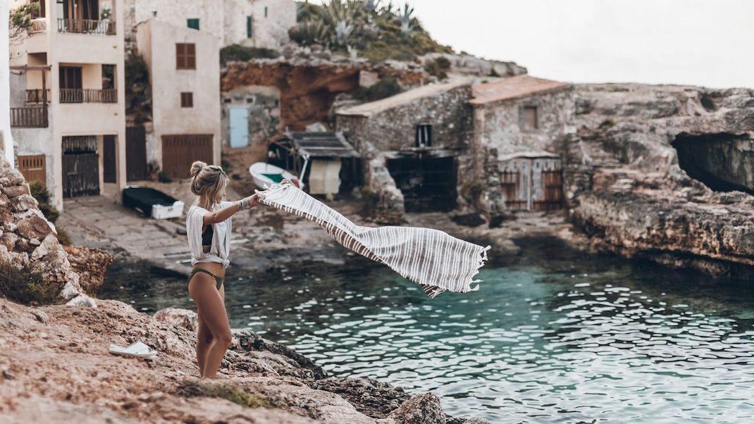 woman on the beach summer style