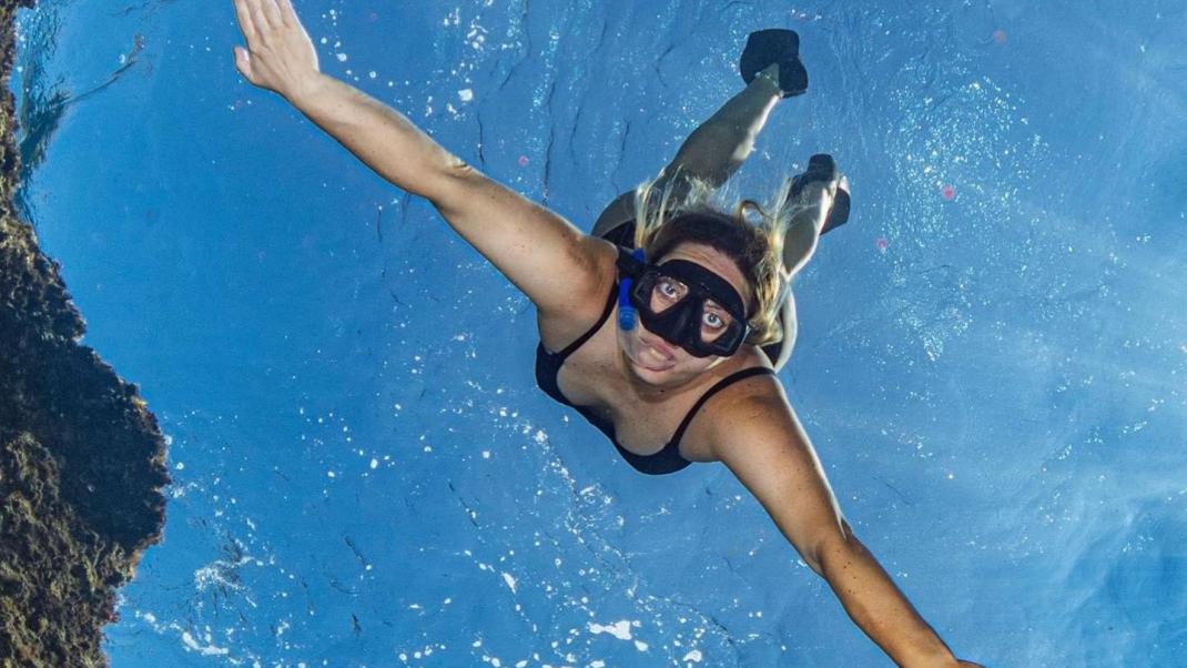 Η Χριστίνα κάνει free diving στην Βουλιαγμένη.