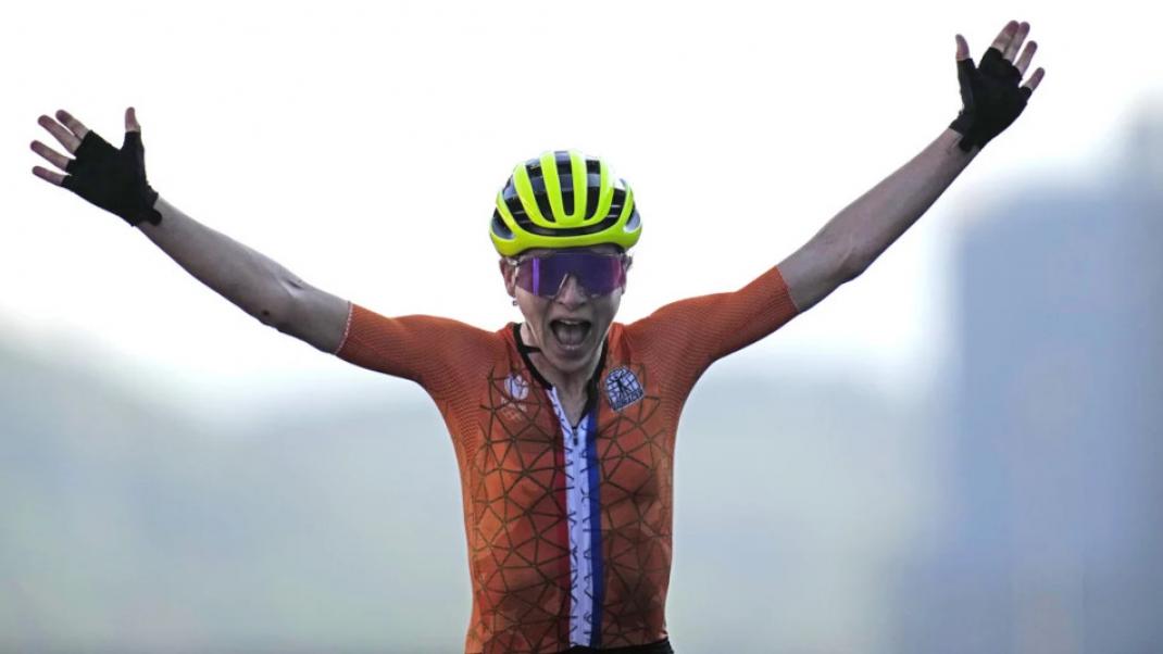 Η Ολλανδή ποδηλάτης Ανεμιέκ βαν Βλέτεν πανηγυρίζει την νίκη της 