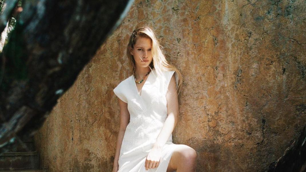 μοντέλο Zara με λευκό φόρεμα