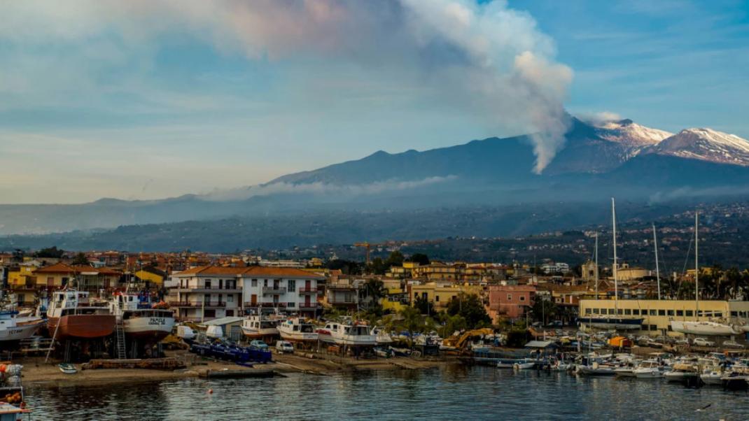 Ο όγκος της Αίτνας ορθώνεται πάνω από το Ριπόστο της Σικελίας / Φωτογραφία: AP Photo / Salvatore Allegra