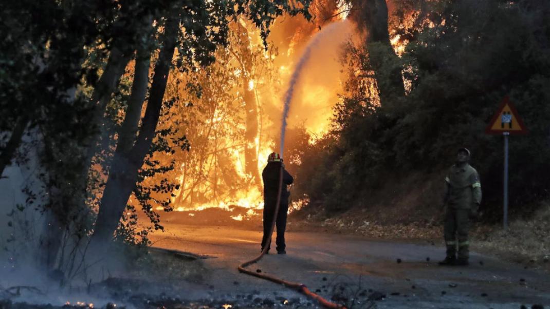 Πυροσβέστης επιχειρεί στη μεγάλη φωτιά στη Βαρυμπόμπη