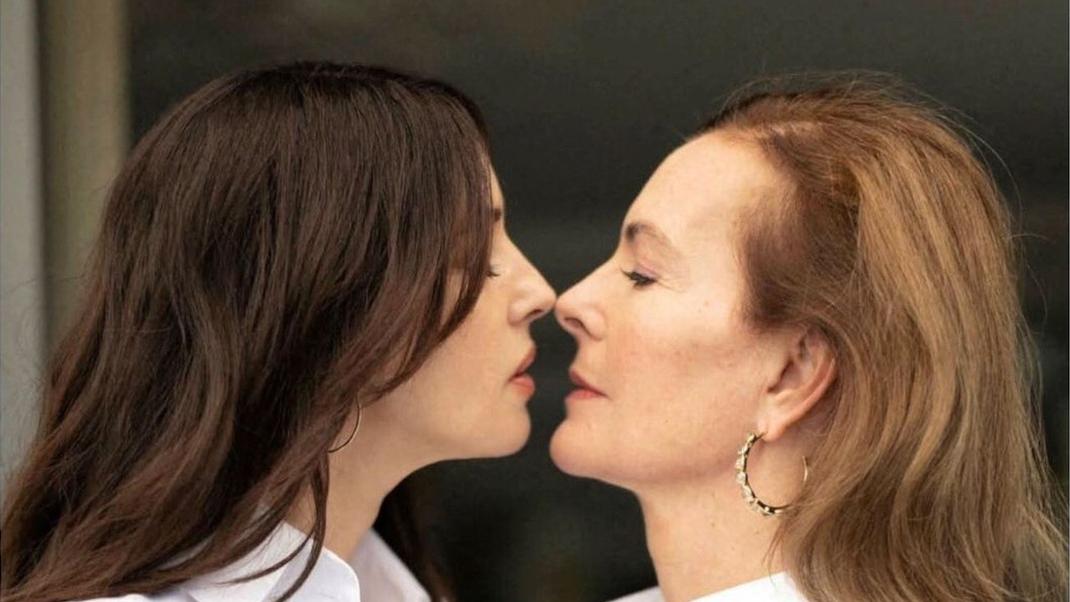 H Mόνικα Μπελούτσι φιλάει την Καρόλ Μπουκέ