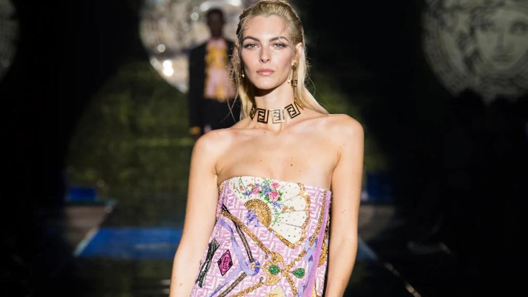 μοντέλα στο show των οίκων Versace και Fendi