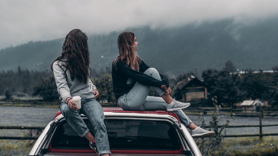 Δύο γυναίκες με τζιν πάνω σε αυτοκίνητο
