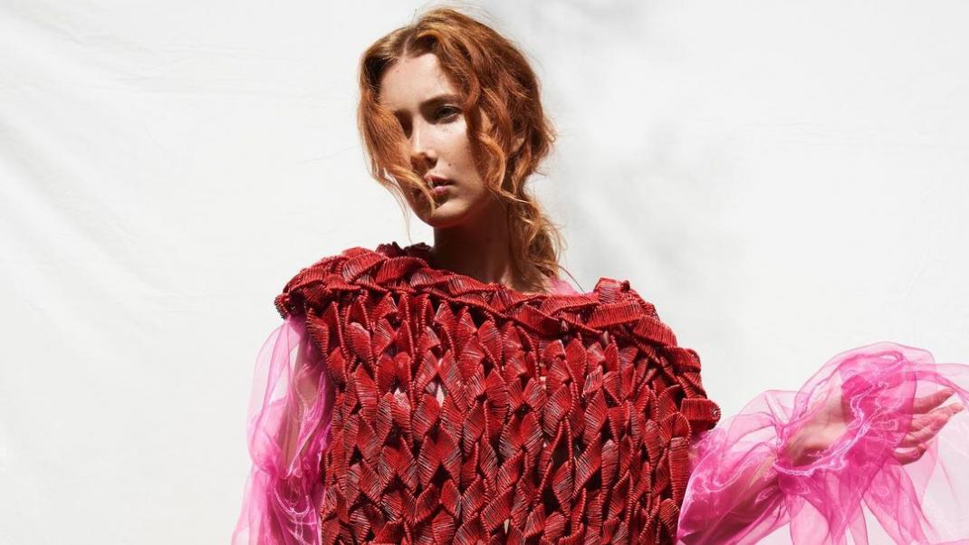 Η 25χρονη Σουηδή καλλιτέχνις φτιάχνει απίστευτα φορέματα