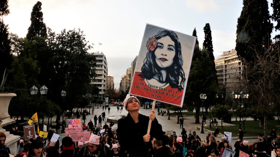 γυναίκα σε διαδήλωση στο κέντρο