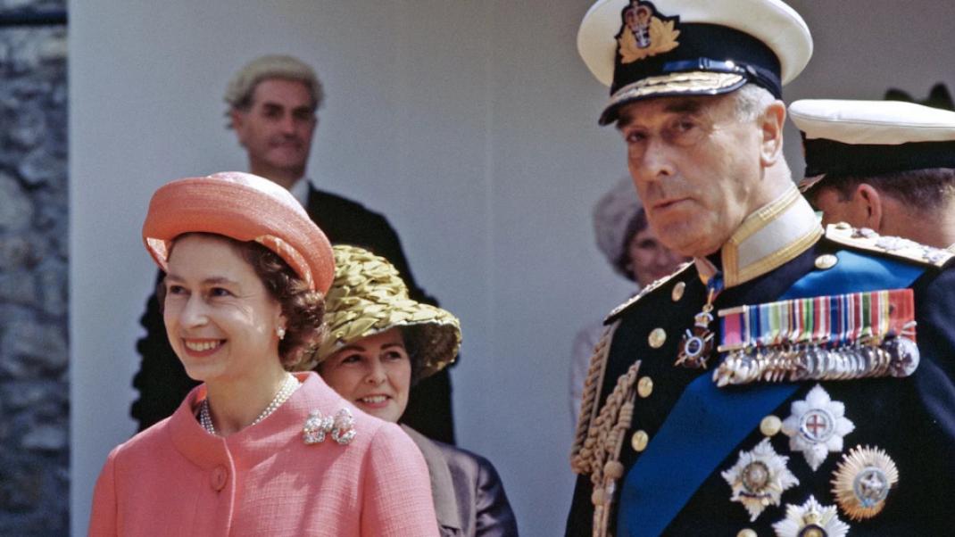 Η βασίλισσα Ελισάβετ Β' με τον λόρδο Μαουντμπάτεν, τον Ιούλιο του 1965 / Φωτογραφία: Getty Images