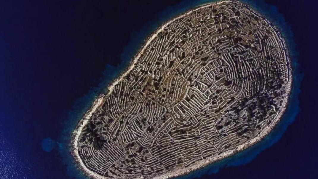 Ένα νησί σε σήμα δακτυλικού αποτυπώματος στην Κροατία