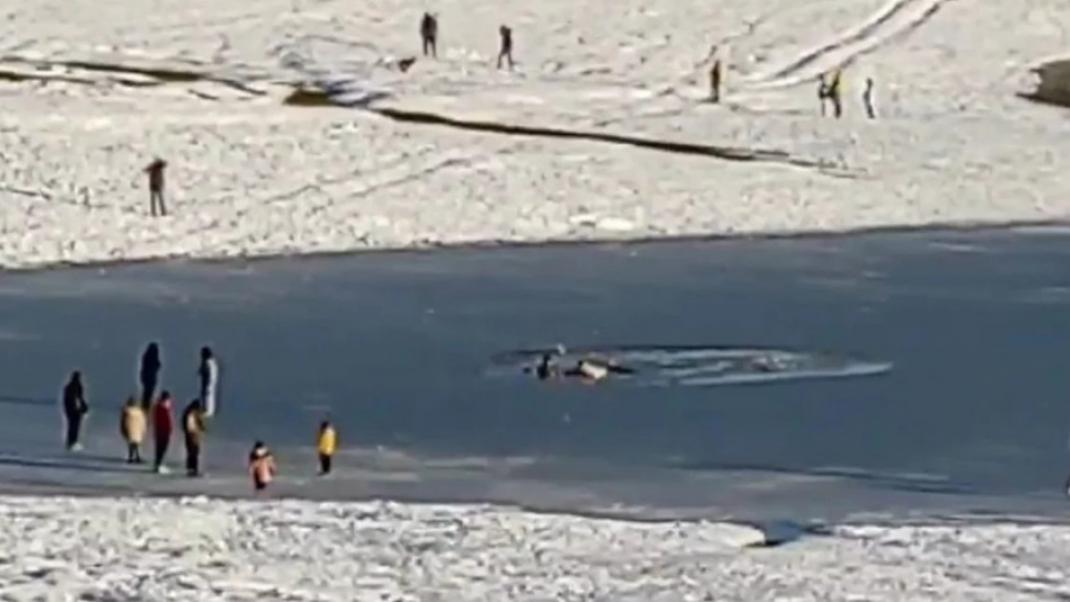 Έσπασε ο πάγος στην επιφάνεια της λίμνης Πλαστήρα