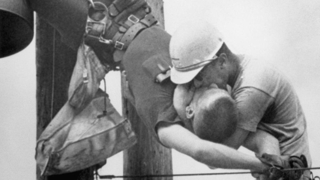 «Το φιλί της ζωής», η βραβευμένη φωτογραφία από το 1967