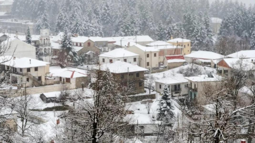 χωριό χιόνια