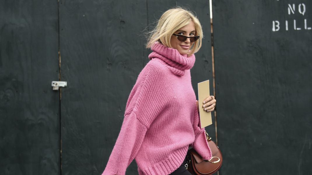 γυναίκα με ροζ πουλόβερ