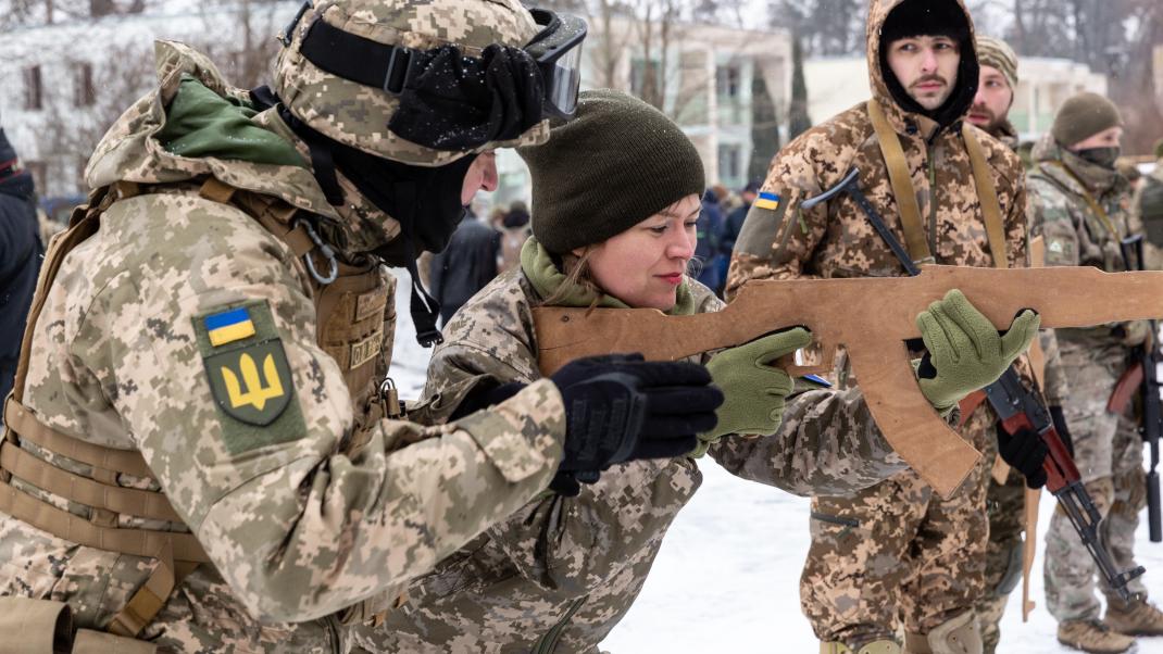 γυναίκα με όπλο στην Ουκρανία 