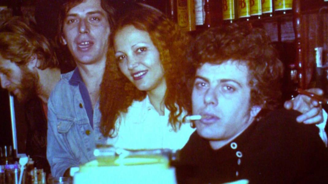 Από αριστερά: Αλέξης Γκόλφης, Ηλίας Γεωργουλέας, Χαρά Αγγελούση και Παύλος Σιδηρόπουλος στο μπαρ Σφίγγα. 1975