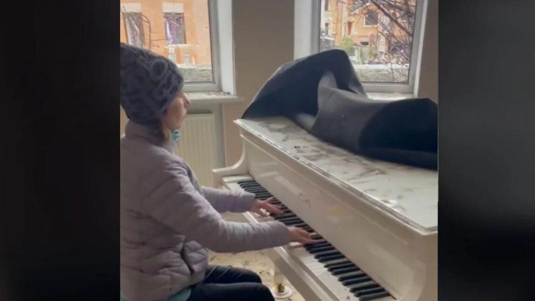 Ουκρανή παίζει πιάνο στο βομβαρδισμένο σπίτι της