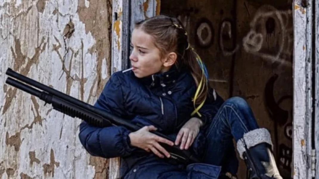 To κορίτσι κρατάει όπλο και περιμένει τους Ρώσους εισβολείς 