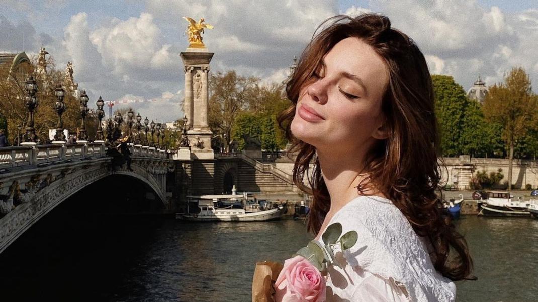 γυναίκα στο Παρίσι με λουλούδια