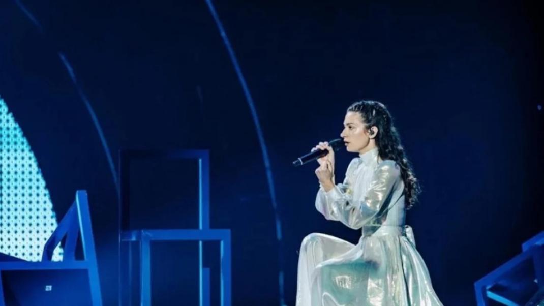 Η Αμάντα Γεωργιάδη στη σκηνή της Eurovision με φόρεμα Celia Kritharioti