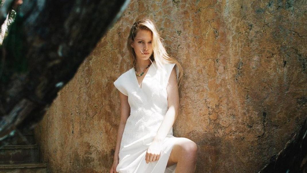 μοντέλο με λευκό φόρεμα Zara
