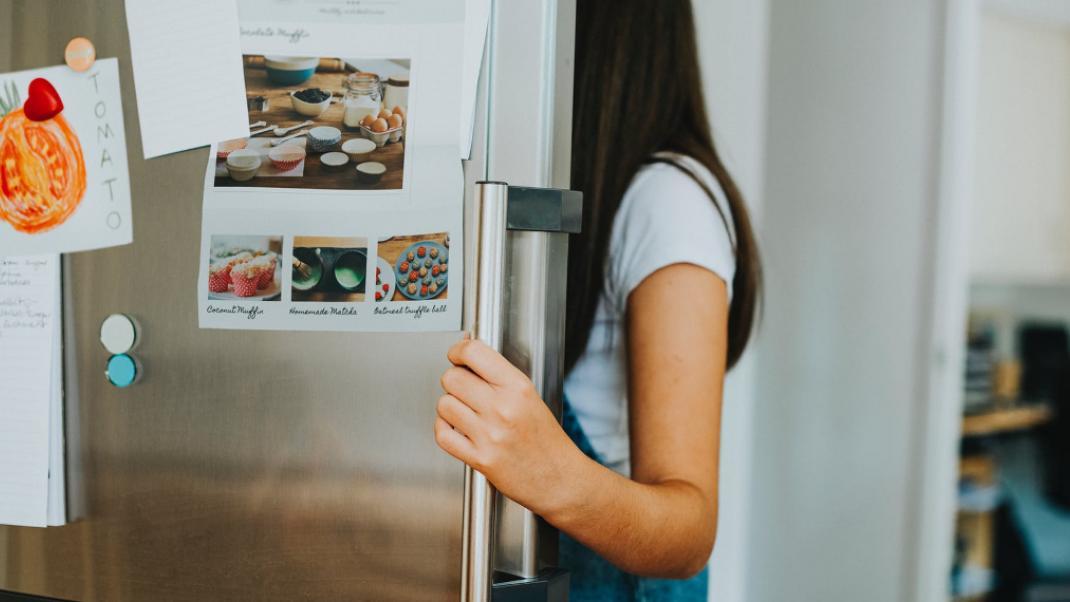 γυναίκα ανοίγει ψυγείο