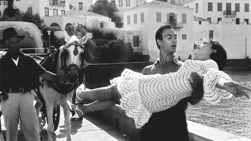 Σε ποια νησιά γυρίστηκαν οι πιο εμβληματικές ταινίες του παλιού ελληνικού κινηματογράφου | BOVARY