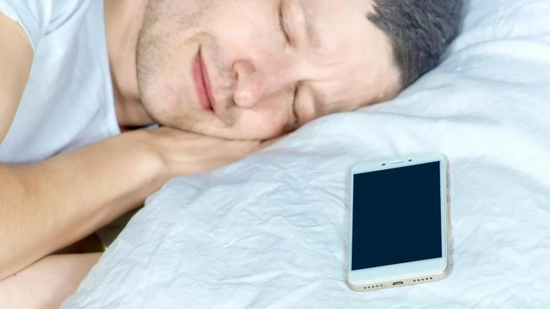 Γιατί δεν πρέπει να κοιμόμαστε δίπλα στο κινητό μας / Φωτογραφία: Shutterstock