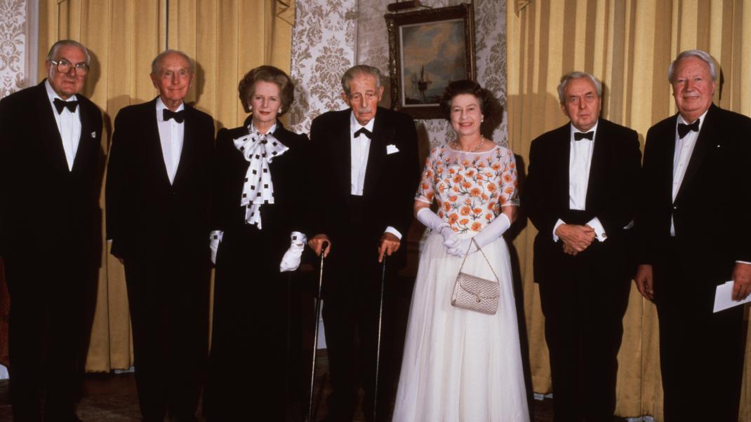 Η βασίλισσα Ελισσάβετ με τους Βρετανούς πρωθυπουργούς (από αριστερά προς δεξιά) Τζέιμς Κάλαχαν, Σερ Αλεκ Ντάγκλας-Χόουμ, Μάργκαρετ Θάτσερ, Χάρολντ Μακμιλαν, Χάρολντ Ουίλσον, Τεντ Χιθ / Φωτογραφία: getty/ideal images