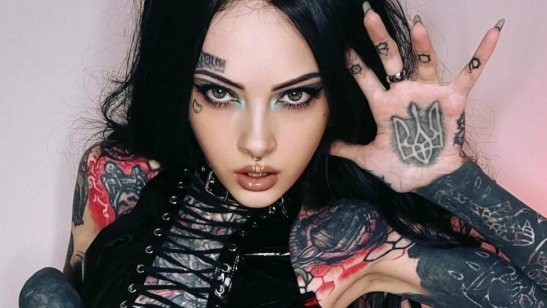 Η Lilou Ciano είναι καλυμμένη από την κορυφή ως τα νύχια με τατουάζ