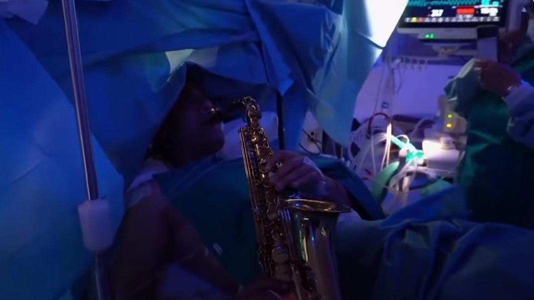 Φωτογραφία: YouTube: Patient Plays Saxophone During Brain Surgery