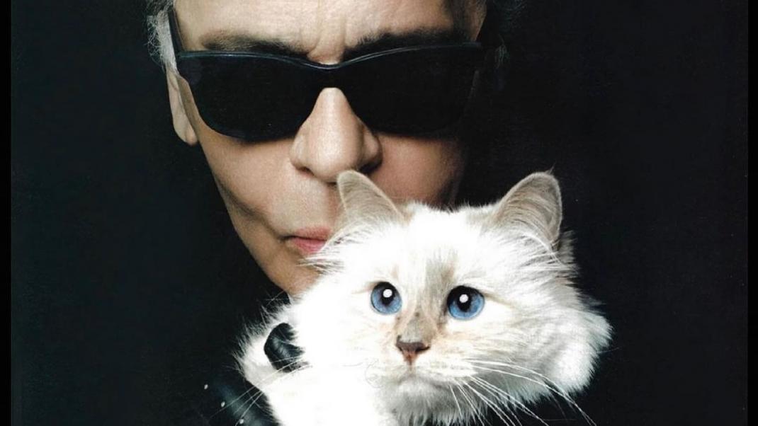 O Καρλ Λάγκερφελντ με τη γάτα του
