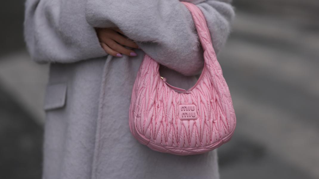 γυναίκα με ροζ τσάντα